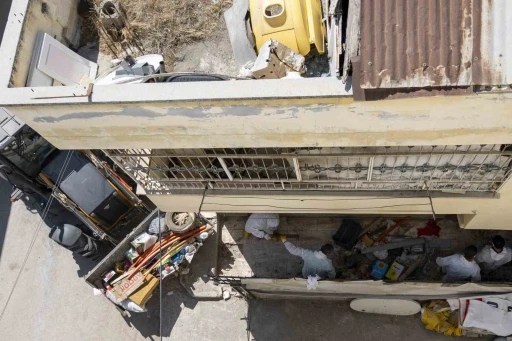 Mersin’de çöp ev temizlendi, 10 kamyon çöp çıkarıldı
