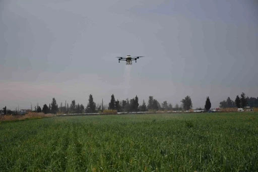 Mersin&rsquo;de dronla g&uuml;breleme ve ila&ccedil;lama &ccedil;ift&ccedil;inin zayiatını sıfıra indirdi, zamandan tasarruf sağladı
