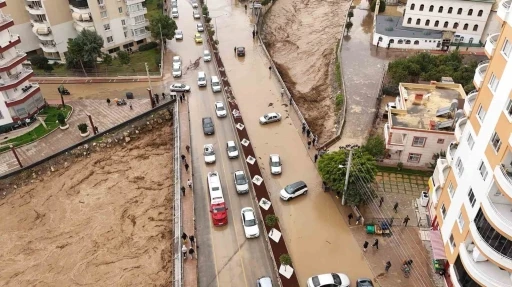 Mersin&rsquo;de ekipler sel mesaisinde

