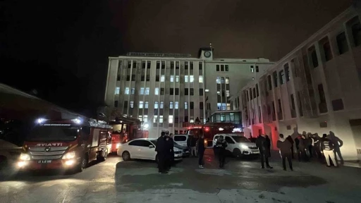 Mersin&rsquo;de emniyetin ek binasında &ccedil;ıkan yangın b&uuml;y&uuml;meden s&ouml;nd&uuml;r&uuml;ld&uuml;
