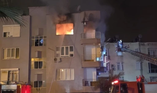 Mersin&rsquo;de ev alev alev yandı

