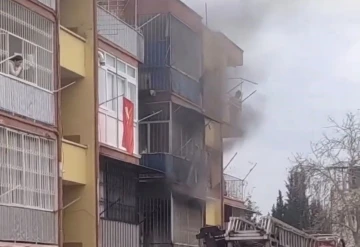 Mersin’de ev yangını: 2 kişi dumandan etkilendi
