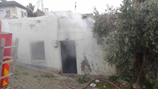 Mersin&rsquo;de ev yangını: Bir ev kullanılamaz hale geldi
