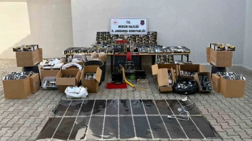 Mersin&rsquo;de evinde ka&ccedil;ak sigara &uuml;retimi yapan ş&uuml;pheli g&ouml;zaltına alındı
