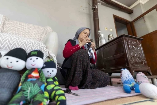 Mersin&rsquo;de evler at&ouml;lyeye d&ouml;n&uuml;şt&uuml;: Kadınlar &ccedil;oraptan oyuncak yapıyor
