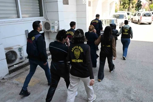 Mersin&rsquo;de evleri soyan kadın hırsızlar minib&uuml;ste polise yakalandı
