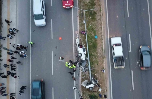 Mersin&rsquo;de feci kaza: Otomobil ikiye b&ouml;l&uuml;nd&uuml;, 4 kişi yaralandı

