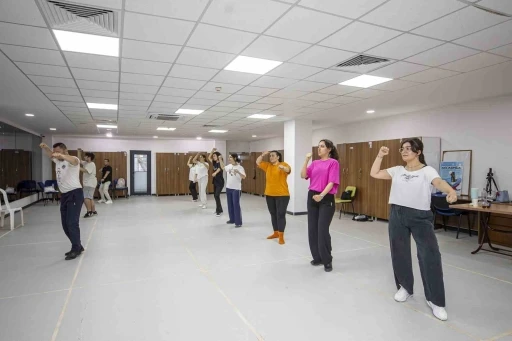 Mersin&rsquo;de halk oyunları kursuna yoğun ilgi
