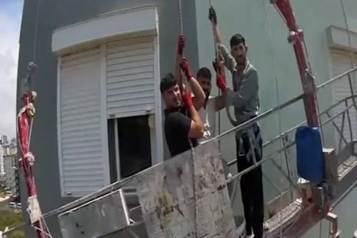 Mersin&rsquo;de iskelede mahsur kalan 3 iş&ccedil;i kurtarıldı

