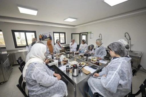 Mersin&rsquo;de kadın &uuml;reticilere bitki &ccedil;ayı eğitimi
