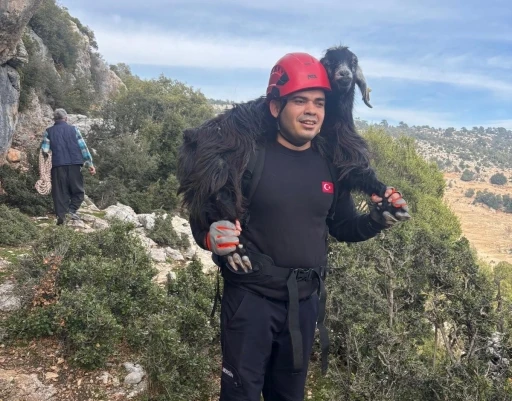 Mersin&rsquo;de kayalıklarda mahsur kalan 2 ke&ccedil;i itfaiye ekiplerince kurtarıldı
