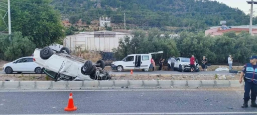 Mersin&rsquo;de kaza yapan otomobil takla attı: 2 yaralı
