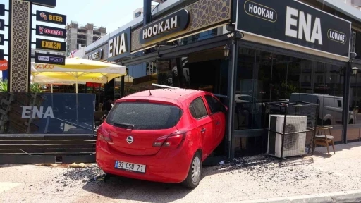 Mersin’de kontrolünü kaybeden kadın sürücü aracıyla kafeye daldı
