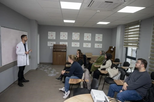 Mersin&rsquo;de MERCEK kurslarıyla turizm sekt&ouml;r&uuml;ne nitelikli personel yetiştiriliyor
