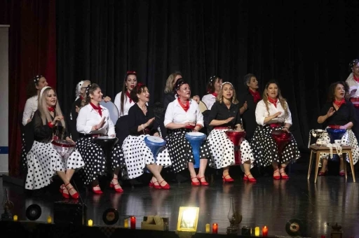 Mersin&rsquo;de &lsquo;Naftalin Kokulu Anılar Sandığı&rsquo; konseri izleyenleri ge&ccedil;mişe g&ouml;t&uuml;rd&uuml;
