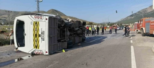 Mersin&rsquo;de &ouml;ğrenci servisi devrildi: 17 yaralı
