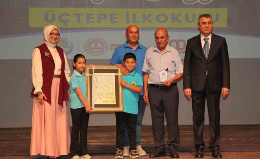Mersin’de okul yaptıran hayırseverlere plaket takdim edildi

