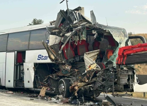 Mersin’de otobüs tıra çarptı:  9 yaralı
