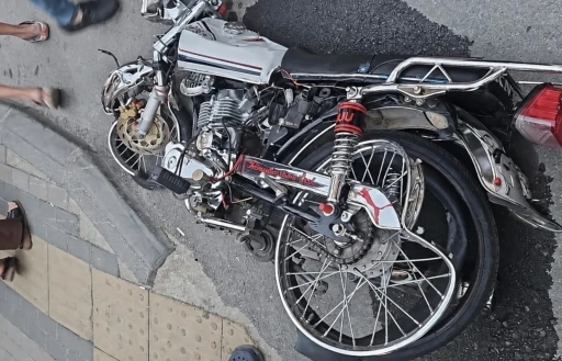Mersin&rsquo;de otomobille &ccedil;arpışan motosiklet s&uuml;r&uuml;c&uuml;s&uuml; ağır yaralandı
