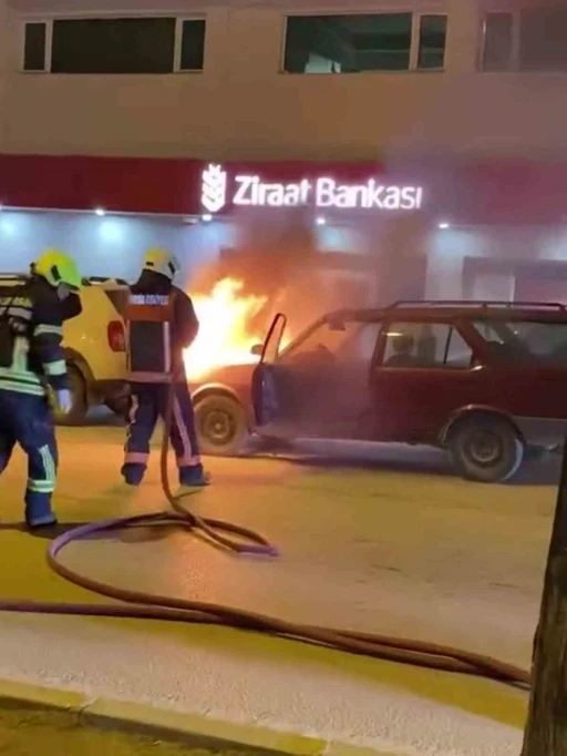 Mersin&rsquo;de park halindeki ara&ccedil; yandı
