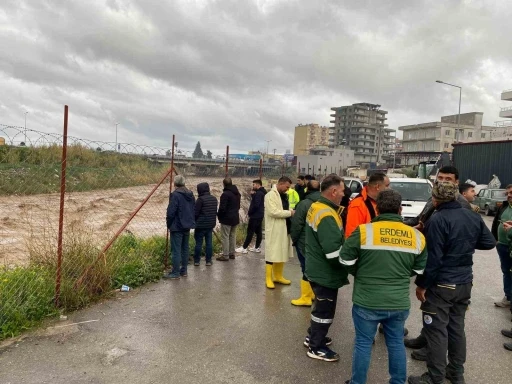 Mersin&rsquo;de sağanak yağmur etkili oluyor
