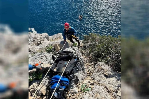 Mersin&rsquo;de sarp kayalıklarda mahsur kalan ke&ccedil;i nefes kesen operasyonla kurtarıldı
