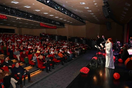Mersin&rsquo;de Sevgililer G&uuml;n&uuml;&rsquo;ne &ouml;zel Ajda Pekkan şarkıları konseri
