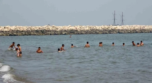 Mersin’de sıcaktan bunalan vatandaşlar denizde serinledi
