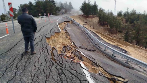 Mersin&rsquo;de şiddetli yağışta yolda 2 metrelik &ccedil;ukur oluştu
