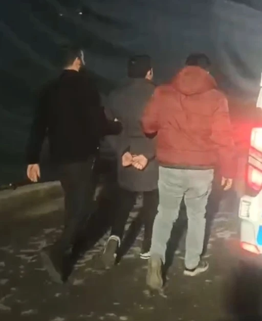 Mersin&rsquo;de trafikte tartışma tutuklama ile bitti: Sopalı alkoll&uuml; s&uuml;r&uuml;c&uuml;n&uuml;n ehliyeti alındı, 14 bin TL de ceza kesildi
