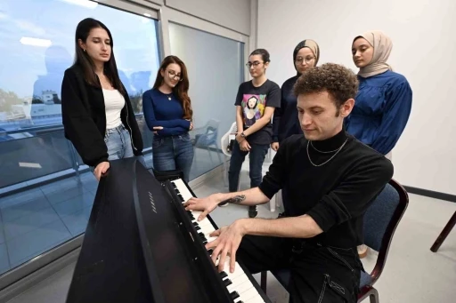 Mersin’de ücretsiz enstrüman kurslarına yoğun ilgi
