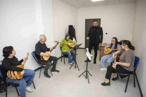 Mersin&rsquo;de &uuml;cretsiz m&uuml;zik kurslarında sezon sona eriyor
