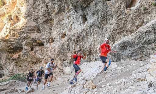 Mersin&rsquo;de Ultra Maraton heyecanı: Sporcular antik kentler arasında yarıştı
