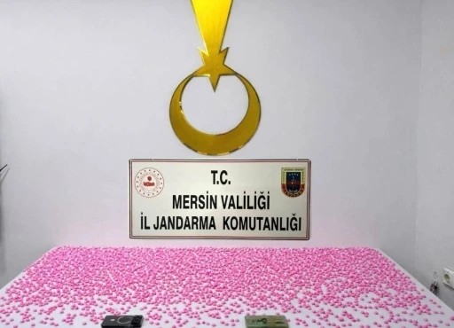Mersin&rsquo;de uyuşturucu haplarla yakalanan 2 ş&uuml;pheli tutuklandı
