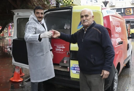 Mersin&rsquo;de vatandaşlara soğuk havada kaynar ikramı

