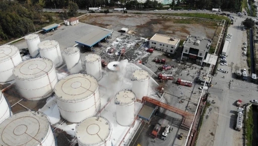 Mersin&rsquo;de yağ fabrikasındaki yangın havadan g&ouml;r&uuml;nt&uuml;lendi
