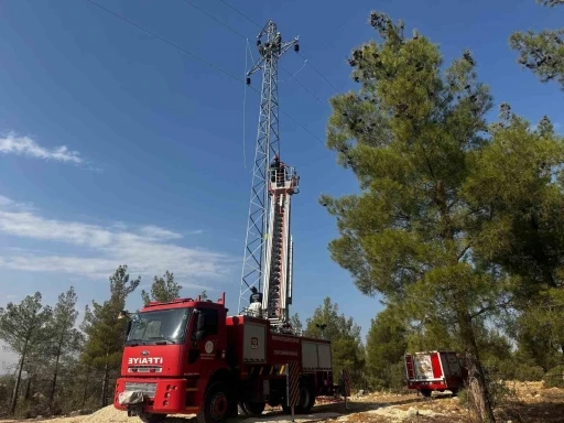 Mersin’de yüksek gerilim direğinde mahsur kalan işçi kurtarıldı
