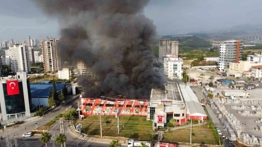 Mersin’deki fabrika yangını sürüyor: Son durum havadan görüntülendi
