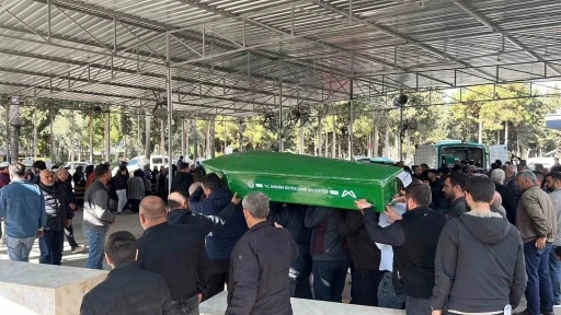 Mersin&rsquo;deki kazadan acı hikaye: İkizleri &ouml;l&uuml;m ayırdı, 3 cenaze yan yana defnedildi
