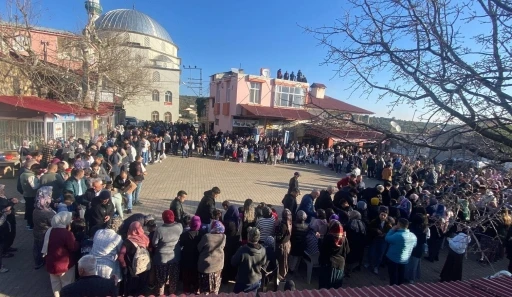 Mersin Erdemli’de mahalleli meydanda bayramlaştı

