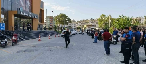Mersin&rsquo;in Silifke Belediyesi&rsquo;ne operasyon: Başkan dahil &ccedil;ok sayıda isme g&ouml;zaltı
