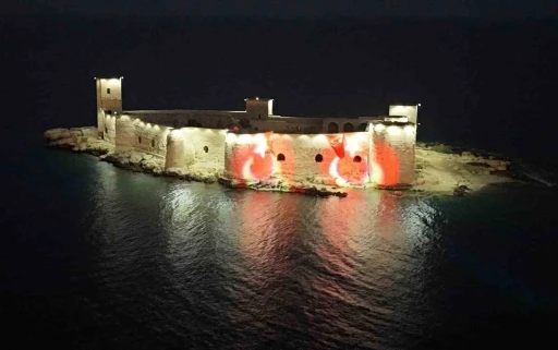 Mersin’in simgesi Kızkalesi ’Ay Yıldızla’ aydınlandı
