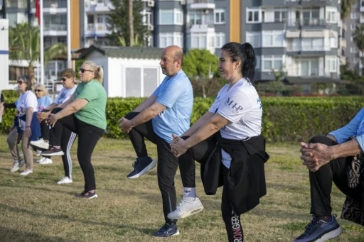 Mersin sahilinde sabah sporu buluşmaları yoğun ilgi g&ouml;r&uuml;yor
