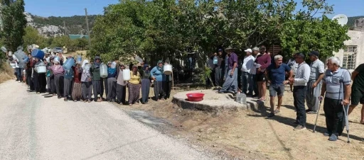 Mersin Silifke&rsquo;de su sıkıntısı: Bidonlarla su taşıyan k&ouml;yl&uuml;ler destek istedi
