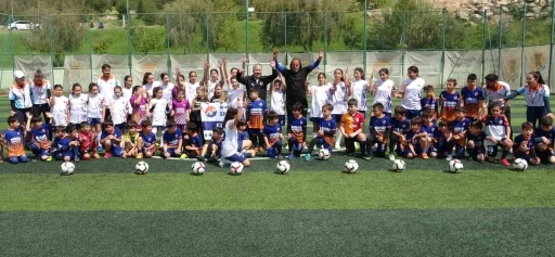 Mersin &Uuml;niversitesi&rsquo;nde y&uuml;zlerce &ccedil;ocuk ve gen&ccedil;, dijital bağımlılıktan uzak sporla yetişiyor
