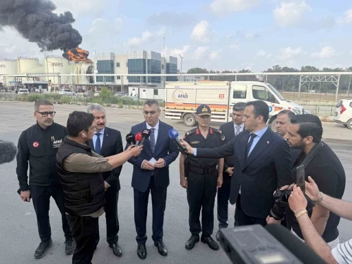 Mersin Valisi Toros: "&Ouml;nceliğimiz yangının diğer tanklara sı&ccedil;ramasını &ouml;nlemek"
