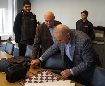 Mersinli santranççı Barış Özenir, Kasparov’dan imzalı satranç tahtası aldı
