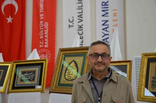 Mesai saatleri haricinde naht sanatını icra ederek, cami ve t&uuml;rbelere hat tabloları yapıyor
