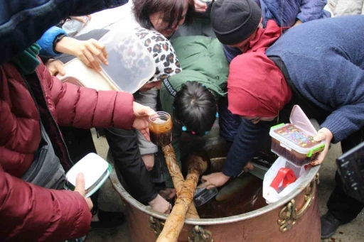 Mesir Macunundan alabilmek i&ccedil;in kazanın i&ccedil;ine girdiler
