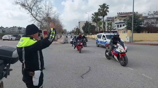 Mesleğinde 32 yılı geride bırakarak emekli olan trafik polisinin son g&ouml;revinde motosikletlilerden s&uuml;rpriz
